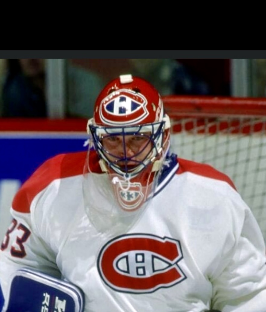 Une photo de Patrick Roy, gardien de but de hockey, portant un casque.
