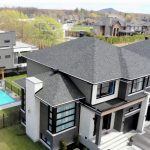 Une vue aérienne d'une maison avec piscine.