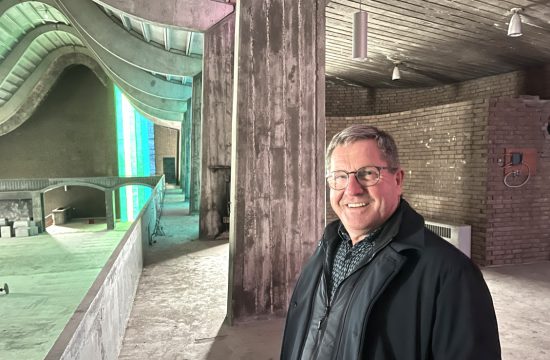 Réjean Roy, bâtisseur de rêves visionnaire, se tient devant un immeuble vide.