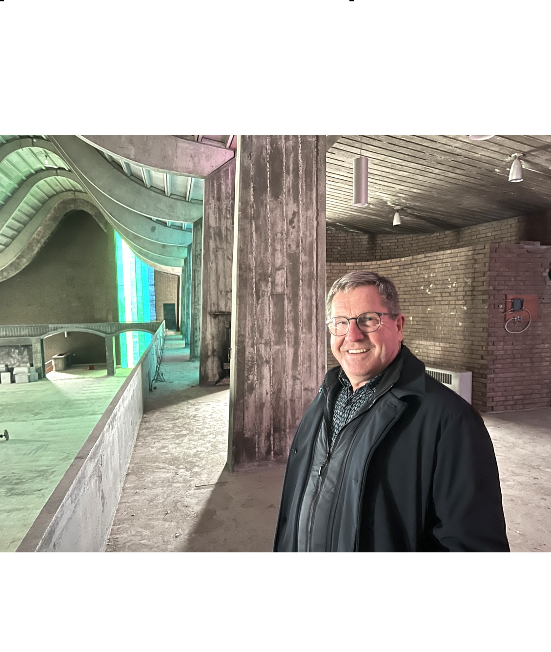 Réjean Roy, bâtisseur de rêves visionnaire, se tient devant un immeuble vide.