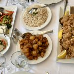 Solémer les saveurs du Liban avec une table pleine de nourriture.