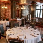 Le Vieux-Port Steakhouse, une institution, est une salle avec tables et chaises installées dans un bâtiment en pierre.