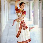 Une femme vêtue d’une robe traditionnelle indienne exécute une danse au Festival asiatique 2023.