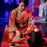 Une femme en kimono prépare du thé pour le festival Asia Asie 2023.