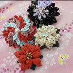Broches japonaises en forme de fleurs en feutre présentées au festival AsiaAsie 2023.