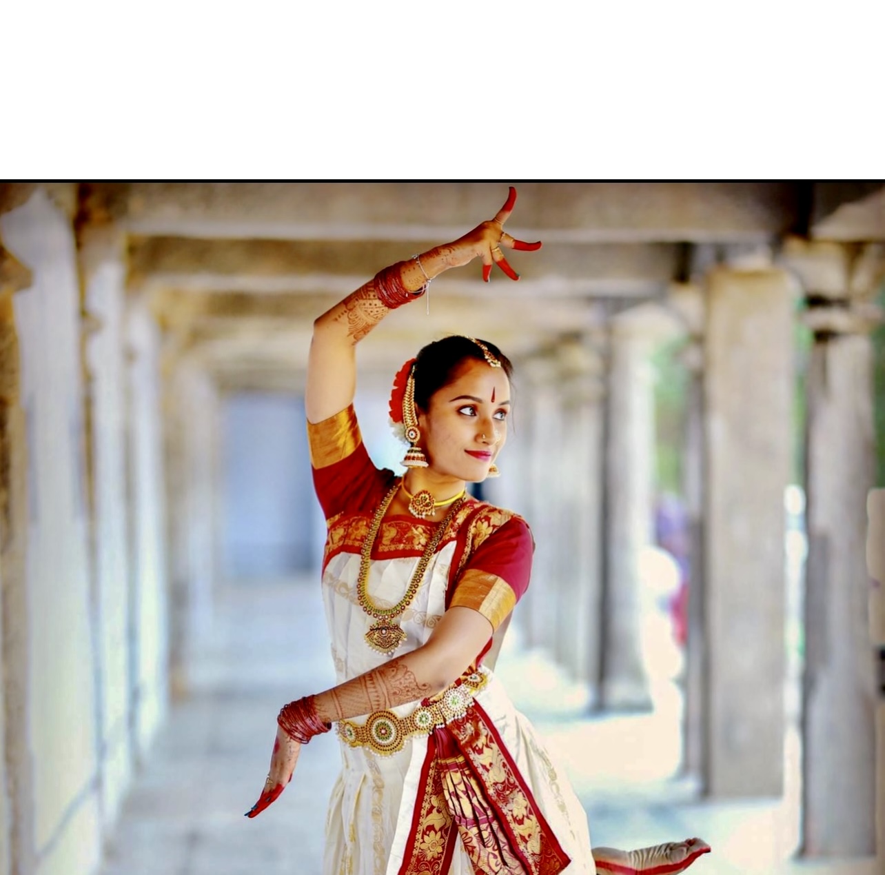 Une femme vêtue d’une robe traditionnelle indienne exécute une danse au Festival asiatique 2023.