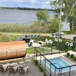Une maison avec un bain à remous et une vue sur l'eau à La cache du Lac Champlain.