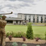 Une charmante statue d'un golfeur devant l'hôtel La cache du Lac Champlain.