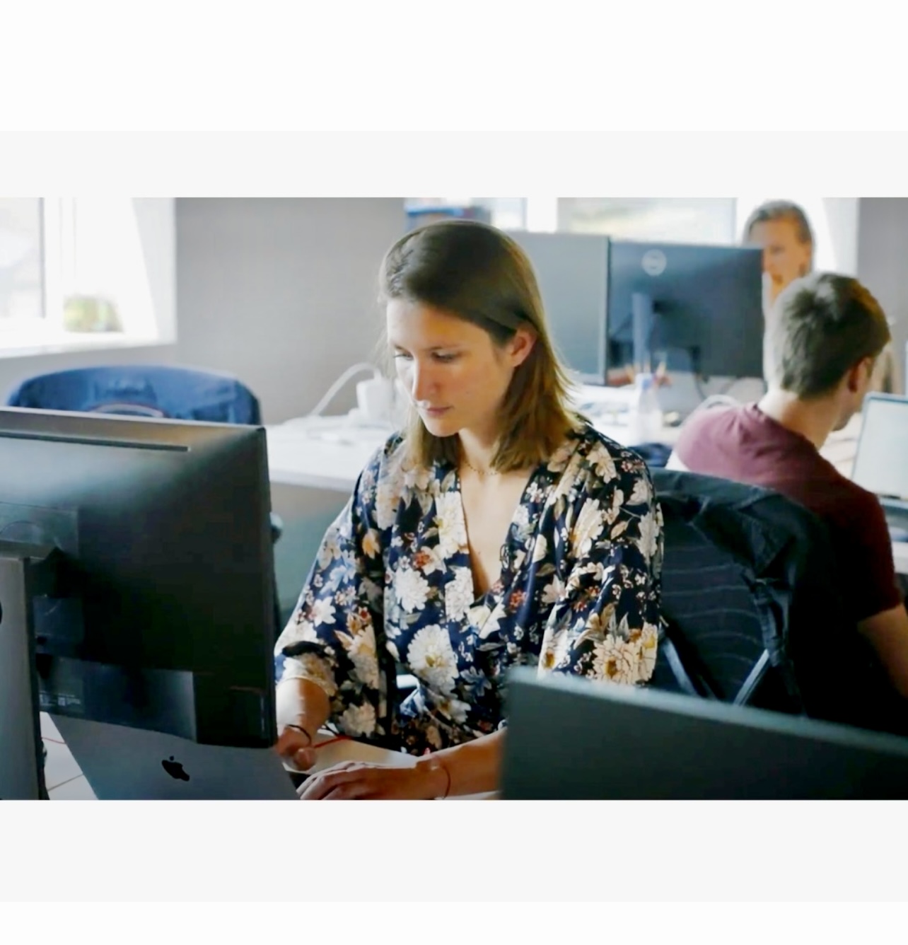 Une femme travaillant sur un ordinateur portable dans un bureau utilisant l'outil efficace de billetterie en ligne.