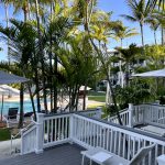 Une vue panoramique sur une piscine entourée de palmiers luxuriants aux Keys en 5 jours jour 1.