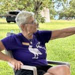 Une femme en chemise violette désignant un oiseau dans l'herbe pendant Les Keys en 5 jours jour 2.