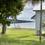Une maison blanche avec un palmier devant un plan d'eau aux Keys en 5 jours jour 2.