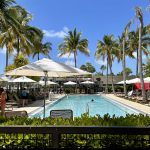 Les Keys en 5 jours, jour 3 - Une piscine entourée de palmiers et de parasols.