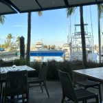 Un restaurant en bord de marina offrant une vue panoramique sur la côte des Keys.