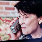Anne Dorval parle au téléphone cellulaire devant la télé pendant une entrevue.