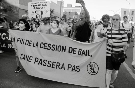Une photo en noir et blanc d'un groupe de personnes tenant une banderole sur laquelle est écrit « La 31 ne passera pas !