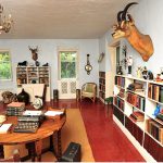 Une salle remplie de livres et une tête de cerf sur une table lors de l'événement Les Keys en 5 jours.