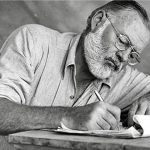 Un homme avec des lunettes et une barbe écrivant assidûment sur un morceau de papier lors de la séance Les Keys en 5 jours jjour 4.