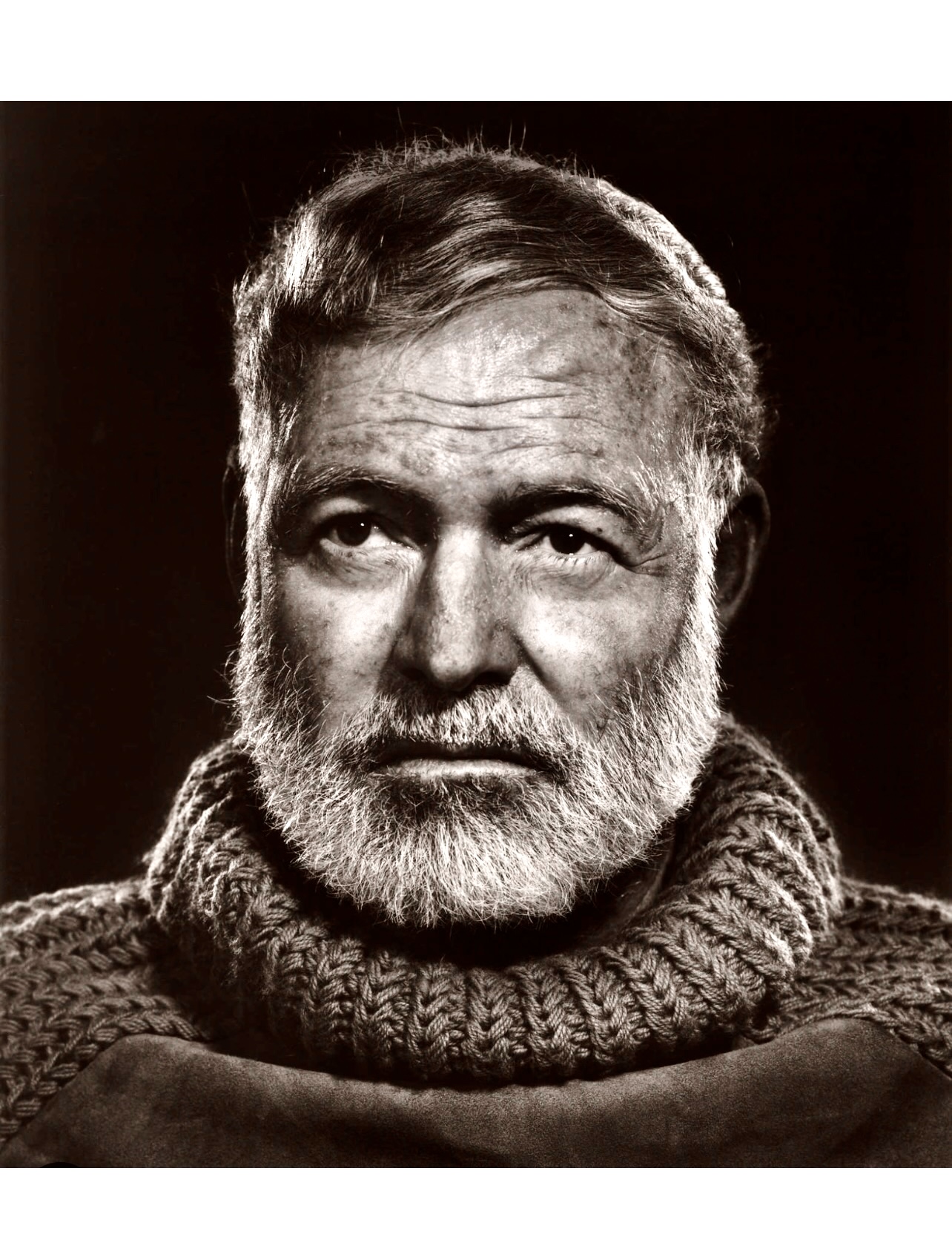 Une photo en noir et blanc d’un homme avec une barbe.