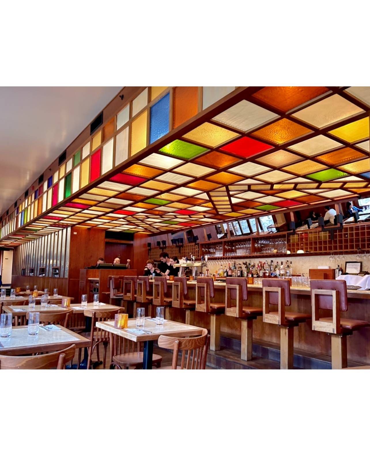 Bistro Le Valois, un restaurant incontournable au plafond coloré.