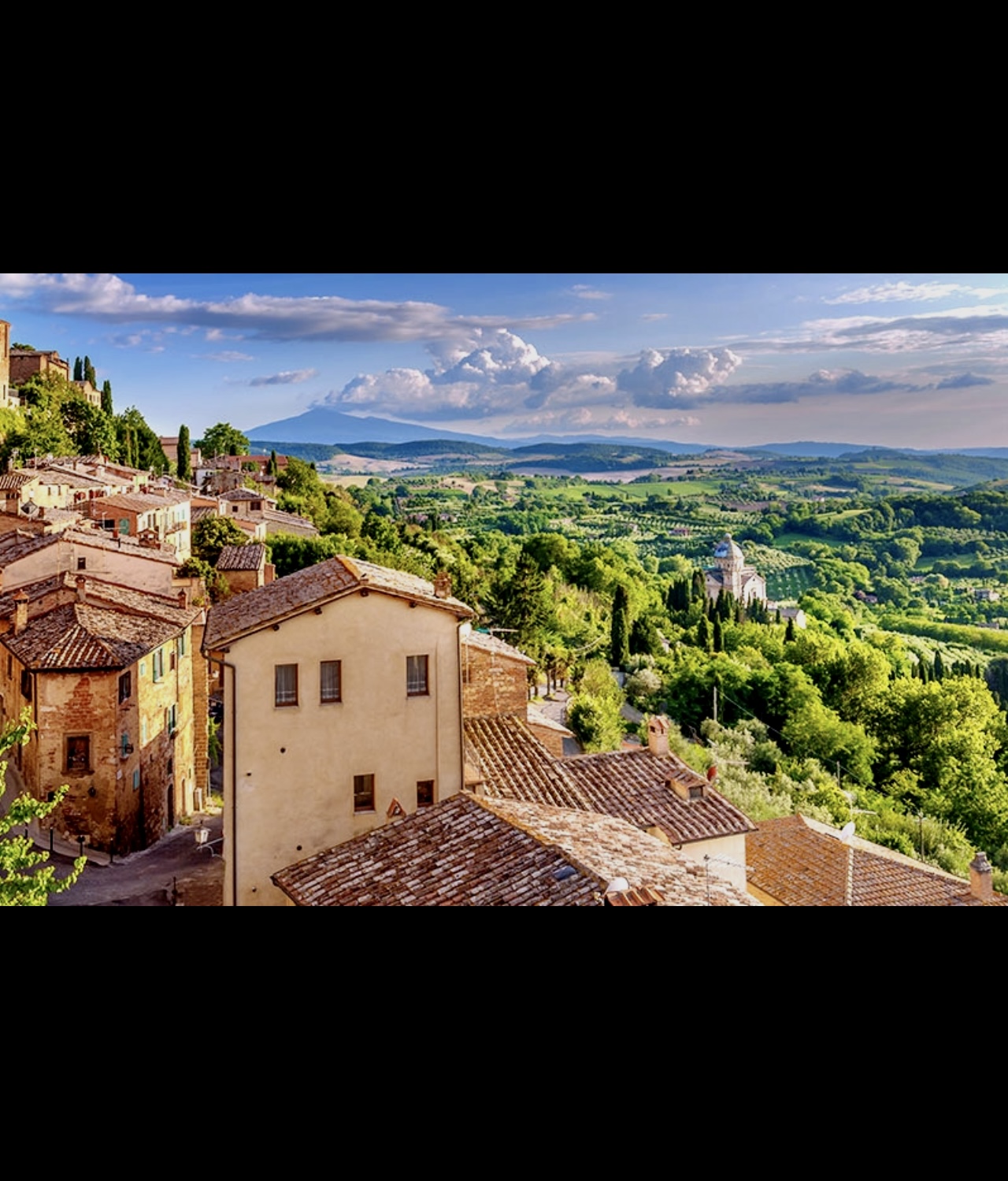 Une vue d'une ville de Toscane avec Les Nobles Vins de Montepulciano en arrière-plan.
