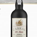 Une bouteille de Cabral, un délicieux vin de Porto, est présentée sur un fond blanc éclatant.