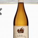 Une bouteille de vin blanc Cabral, parfaite pour des recettes estivales rafraîchissantes.
