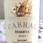 Une bouteille de vin de réserve Cabral posée sur une table, parfaite pour les soirées d'été.