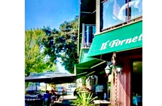 Rendez-vous au restaurant Il Fornetto, devant un auvent vert.