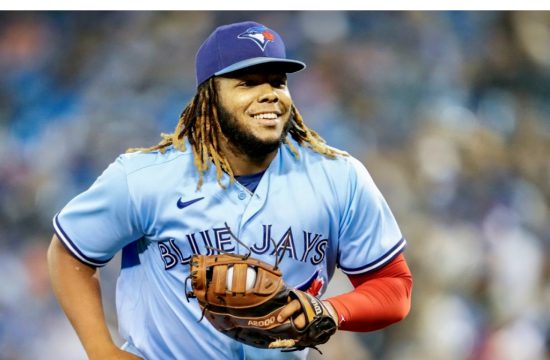 Un joueur des Blue Jays de Toronto avec des dreadlocks tenant une balle de baseball.