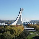 Une vue aérienne du Stade olympique d'Ottawa avec en toile de fond l'Escale à Montréal par Ulysse.