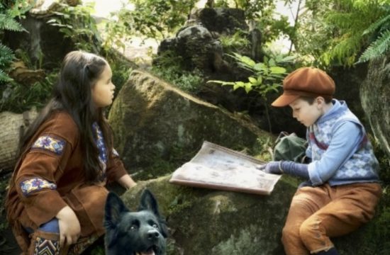 Jules au pays d'Asha, un garçon et une fille sont assis sur un rocher avec un chien.