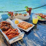 Une table avec de la nourriture dessus au bord de l'océan pendant Les Keys en 5 jours jour 5.