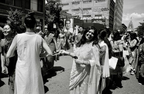 Une photo en noir et blanc d'une femme en sari prise lors de la séance photo de L'Inde à Montréal.