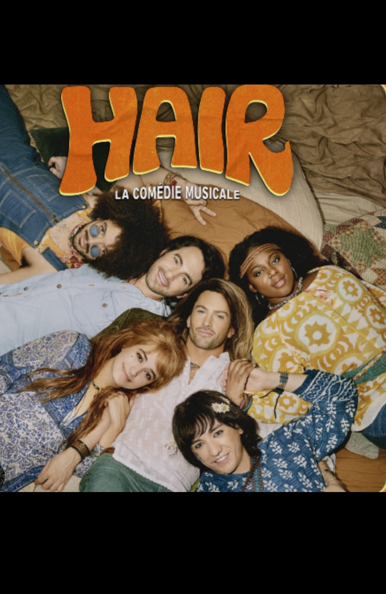 Une affiche pour les cheveux mettant en scène un groupe de personnes posant sur un lit, dégageant une énergie débordante.