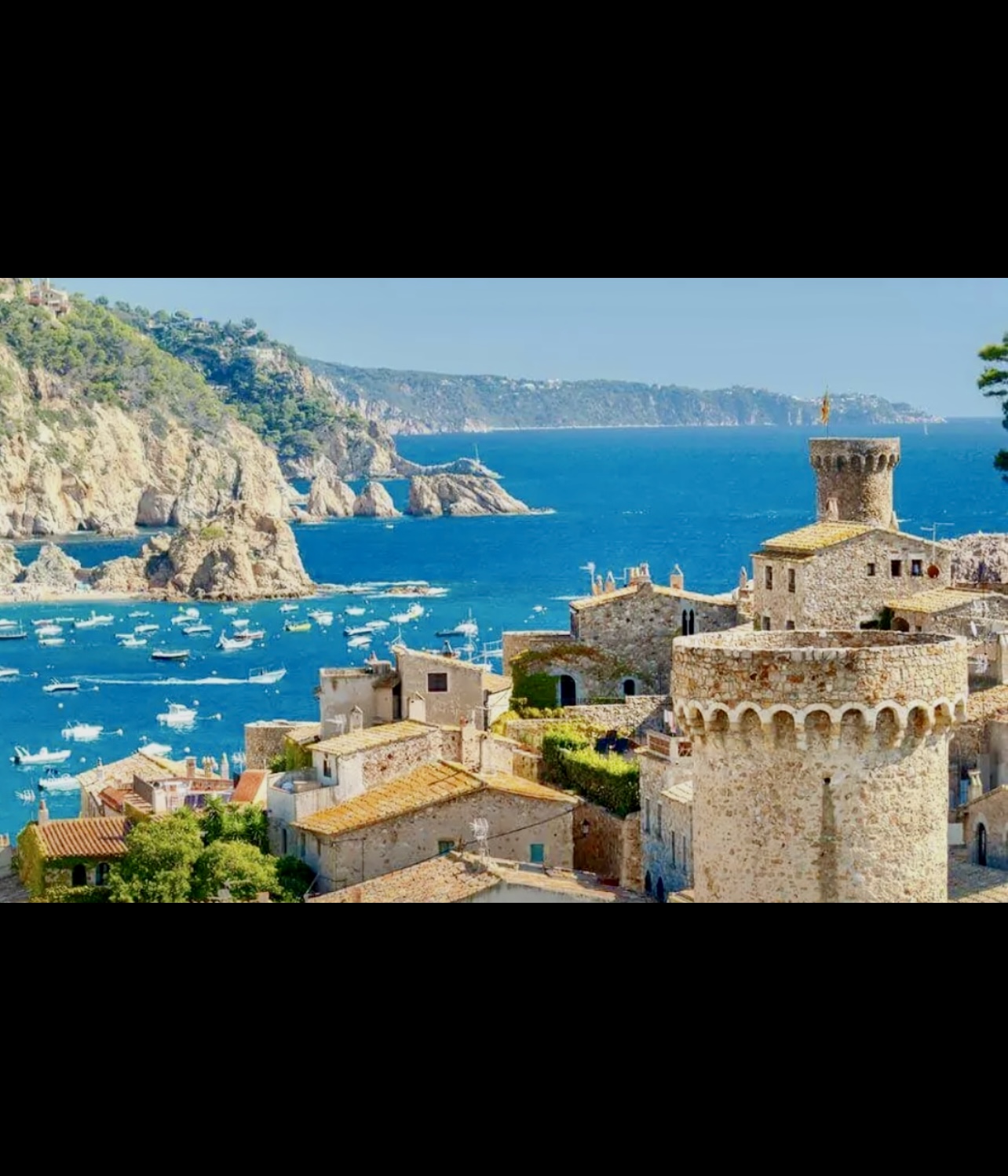 L'Espagne méditerranéenne fabuleuse - Une ville avec un château surplombant l'océan.