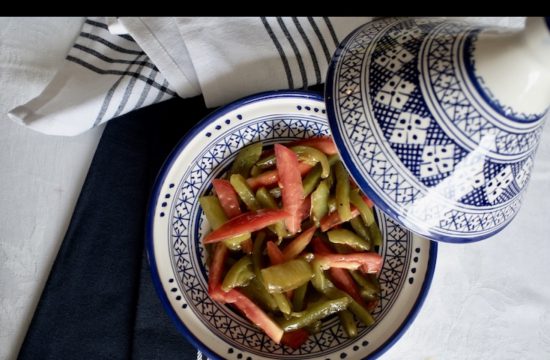 Haricots verts marocains grillés avec couscous, tomates et poivrons verts grillés.