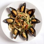 La Medusa, restaurant connu pour sa gastronomie exquise, vous accueille pour savourer sa délicieuse assiette de pâtes aux moules et tomates.