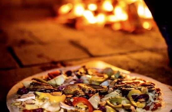 La Medusa accueil et gastronomie vous propose une délicieuse pizza cuite au four à bois.