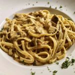Dégustez une assiette de pâtes aux champignons et persil au Luciano Ristorante, un charmant restaurant italien situé à Verdun.