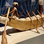 Un bateau égyptien, représentant 3000 ans d'histoire sur le Nil, est exposé dans un musée.