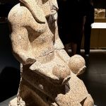 Une statue égyptienne exposée dans un musée.