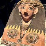 Une momie égyptienne d'Égypte est exposée dans un musée.