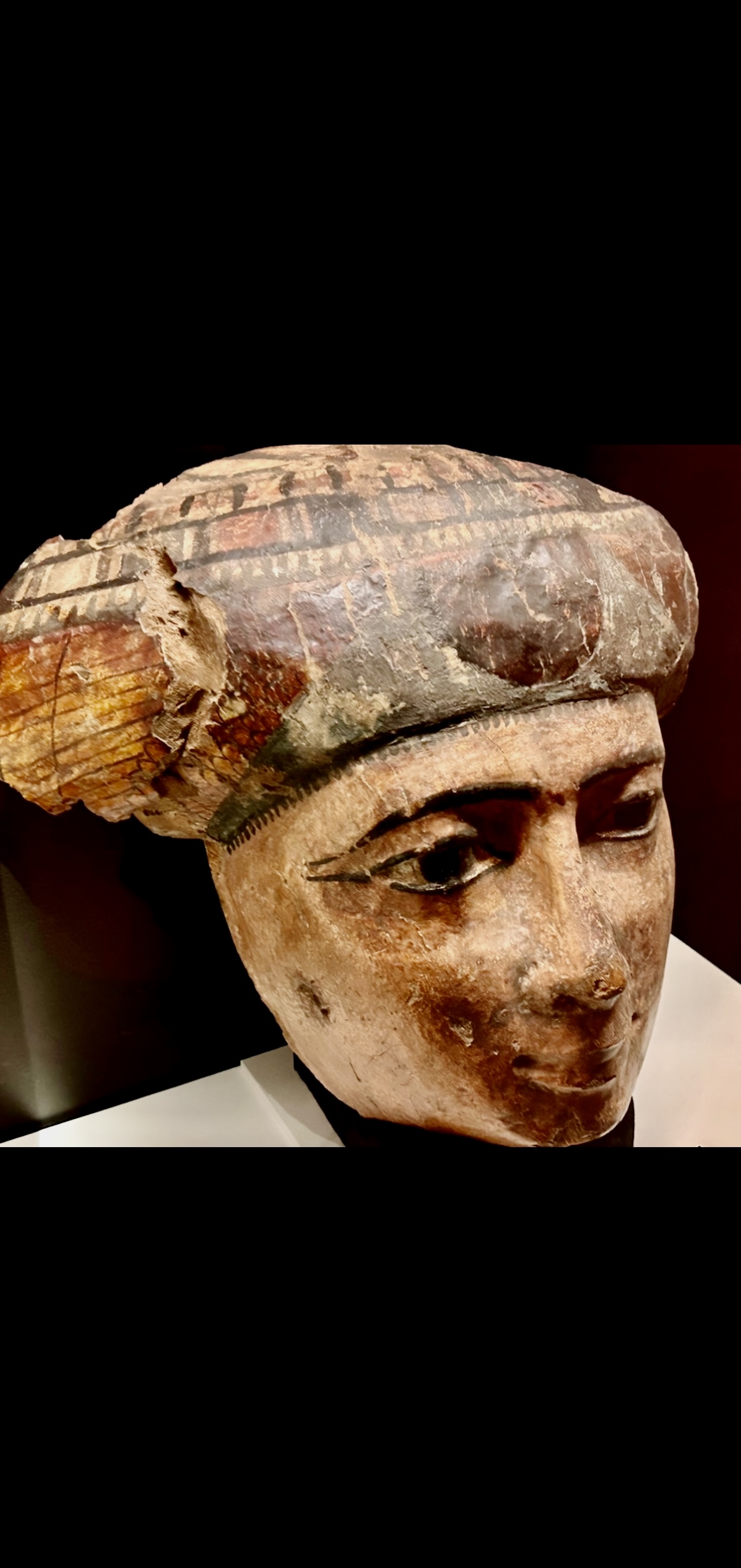 Un ancien buste égyptien est exposé dans un musée.