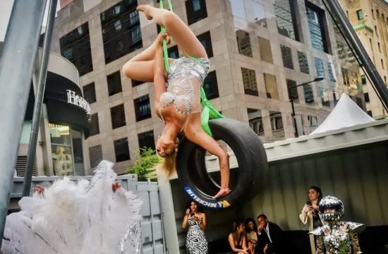 Une femme exécutant des acrobaties sensationnelles sur un pneu au Paddock du Cirque du Peel.