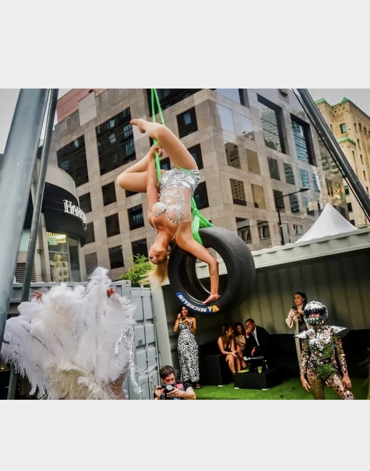 Une femme exécutant des acrobaties sensationnelles sur un pneu au Paddock du Cirque du Peel.