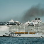 Un grand navire de croisière dont s'échappe de la fumée, connu sous le nom de "La croisière n'amuse plus", connaît actuellement des problèmes de moteur.