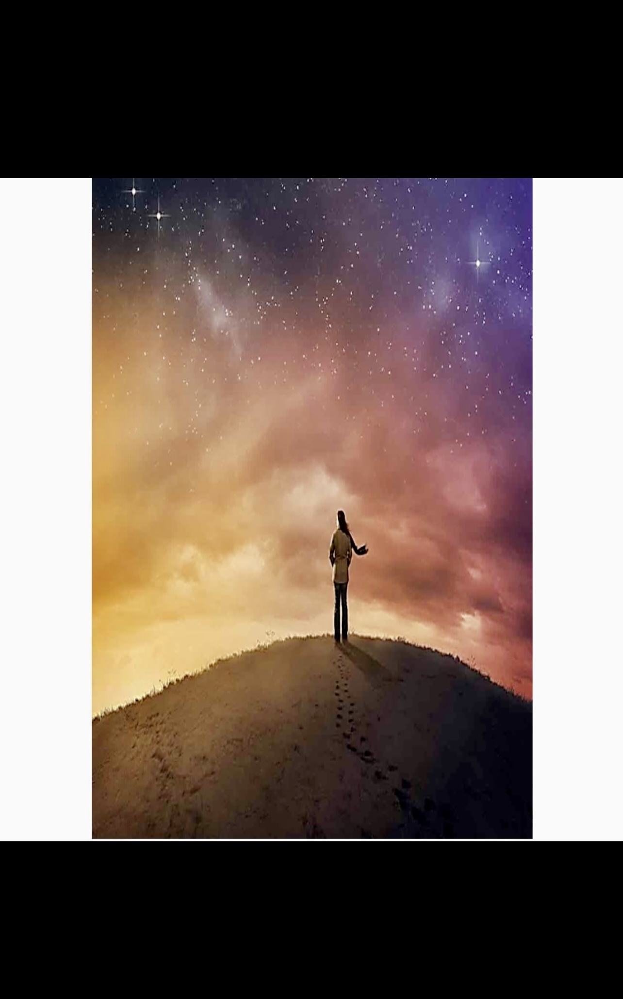 Un homme debout au sommet d’une colline sous un ciel étoilé, capturant l’essence de la reviviscence.