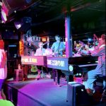 Un groupe de personnes jouant de la musique dans un bar tout en explorant Chicago à pied.