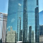 L'horizon de Chicago se reflète dans un bâtiment de verre, à découvrir !